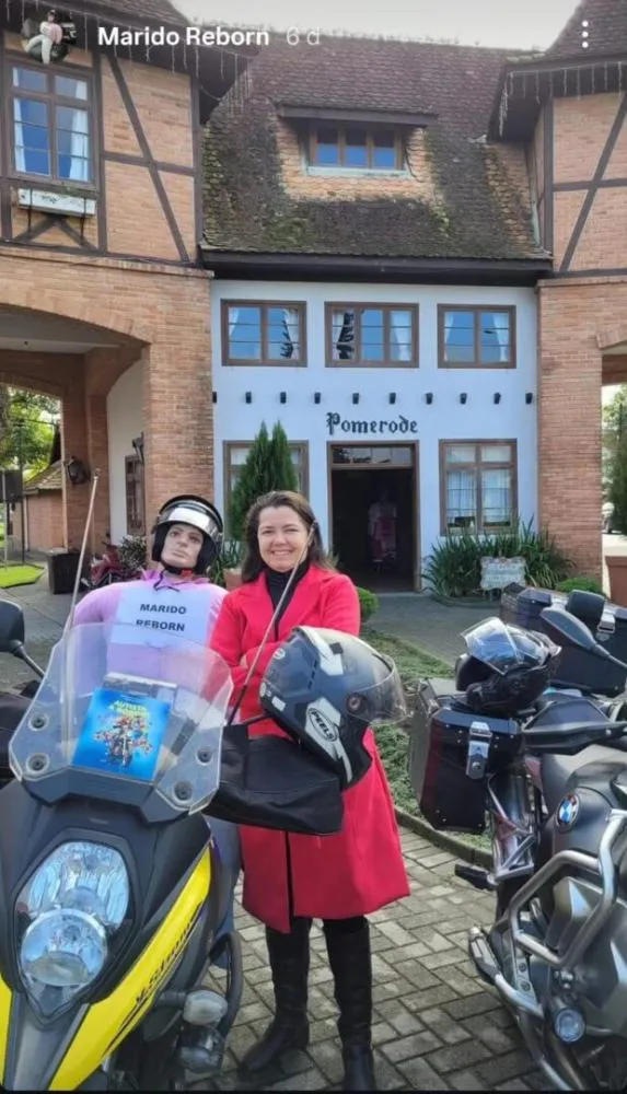 Turista leva “marido reborn” na garupa de moto e provoca risadas nas estradas de SC