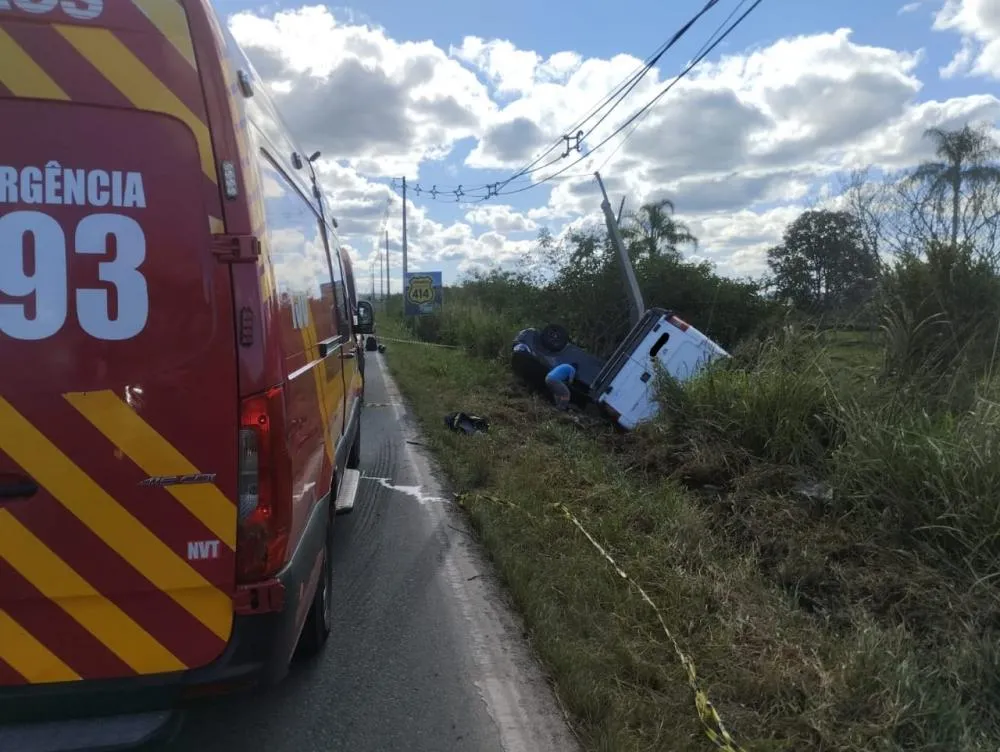 Casal fica preso às ferragens em acidente com uma Sprinter e um Saveiro no bairro Escalvados em Navegantes