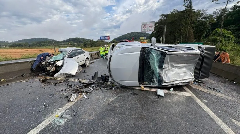 Acidente com três veículos na BR-101 termina com morte de mulher em Araquari