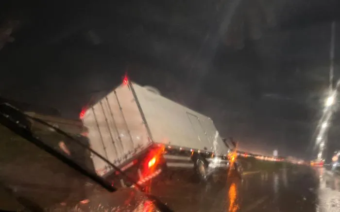 Trânsito intenso, chuva forte e acidente complicam o trânsito na BR-101 entre Penha e Itajaí
