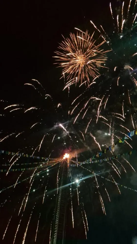 Festa em São João do Itaperiú atrai mais de 25 mil pessoas e acende maior fogueira do Sul do Brasil