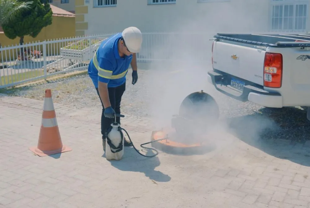 Águas de Penha utiliza teste de fumaça para identificar irregularidades na rede