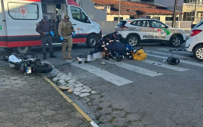 Motociclista morre após colisão com carro a mais de 100 km/h