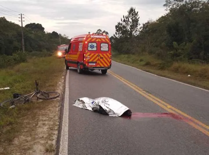 Ciclista de 21 anos morre após ser atropelado por caminhão em rodovia em Balneário Barra do Sul