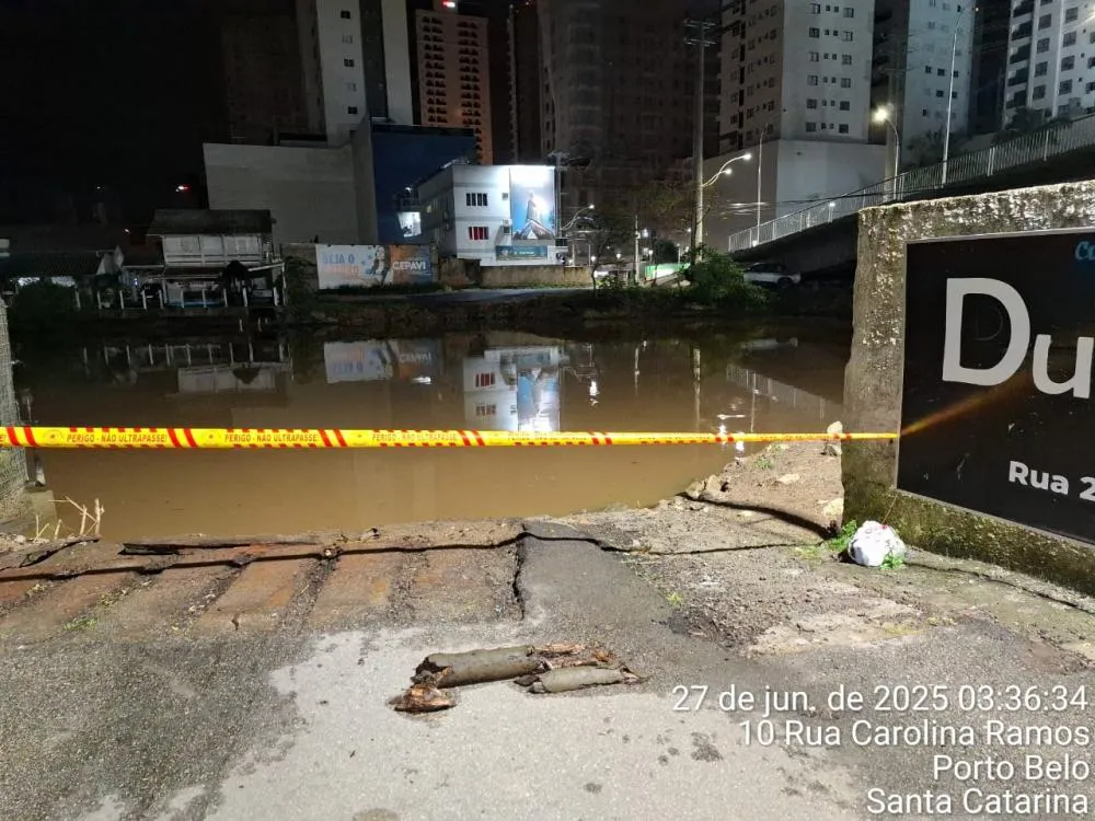 Carro cai no Rio Perequê em Porto Belo e motorista some nadando