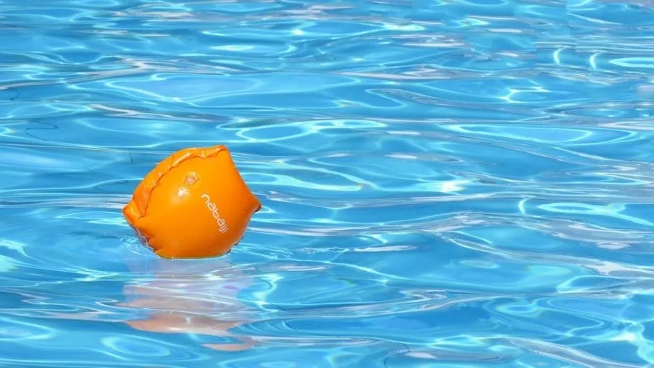 Criança de 2 anos morre após ser encontrada boiando em piscina de Guaramirim
