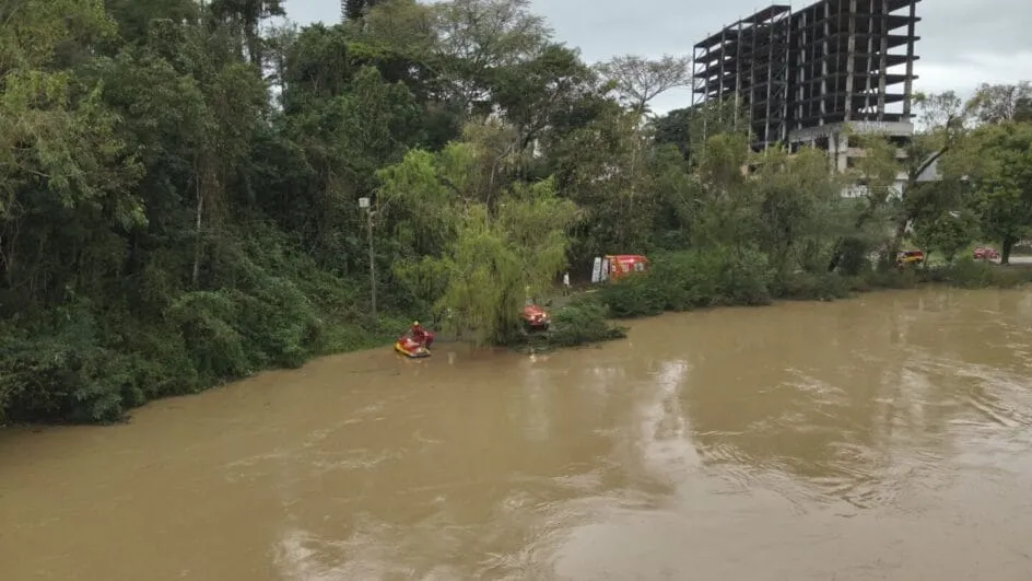 Bombeiros retomam buscas por pedestre que caiu no Rio Itajaí-Açu em Blumenau