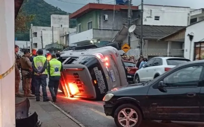 Viatura do Tático tomba durante perseguição policial em BC
