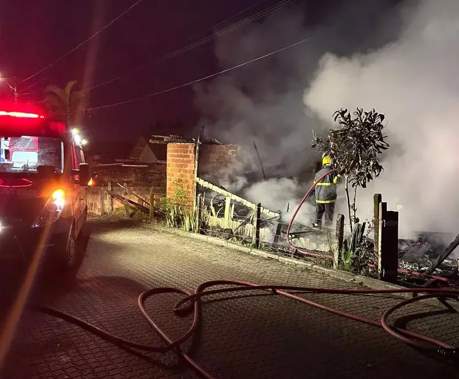 Mulher cadeirante morre após incêndio de grandes proporções em Garuva