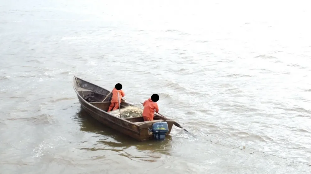 Fundema e Polícia Ambiental flagram pesca ilegal de tainha na Barra do Itapocu