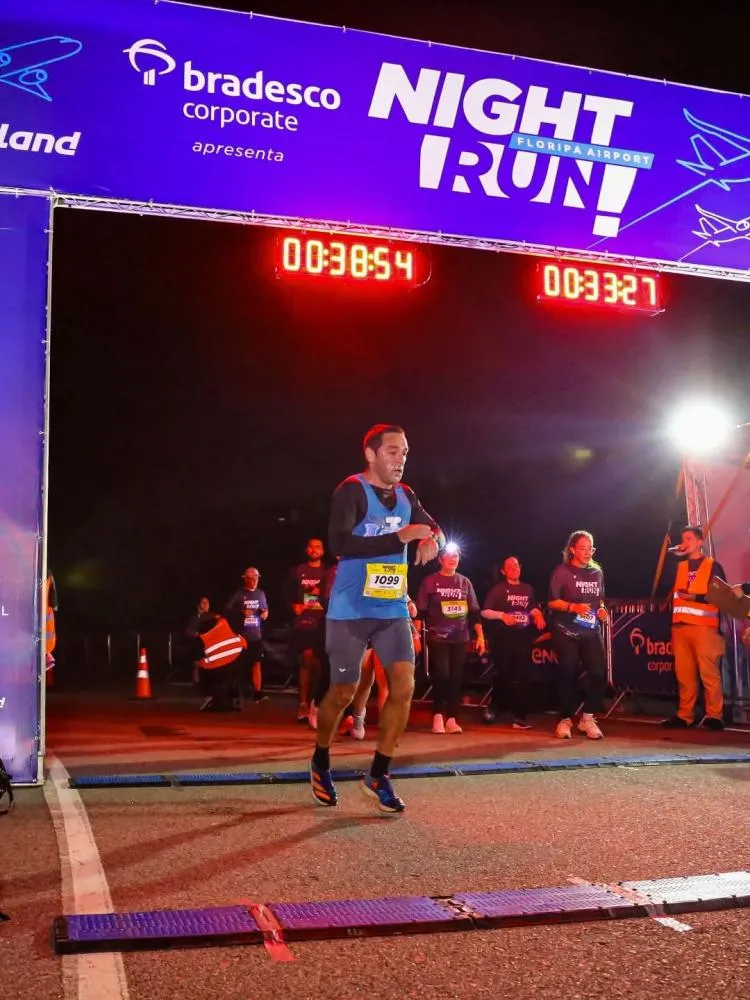 Atleta de Penha conquista medalha de ouro na corrida Night Run Floripa Airport em Florianópolis