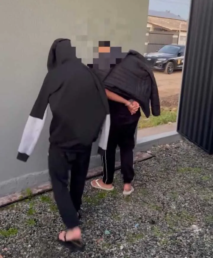 Dupla é presa pela DIC por posse irregular de arma de fogo em Barra Velha