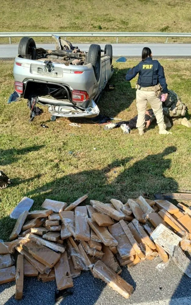 Motorista capota o carro durante perseguição e é preso com maconha na BR-101 em São José