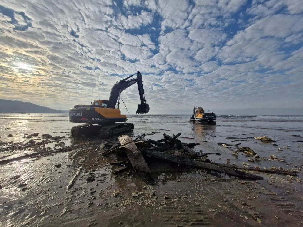 Barco encalhado na praia de Navegantes é removido após oito meses do encalhe