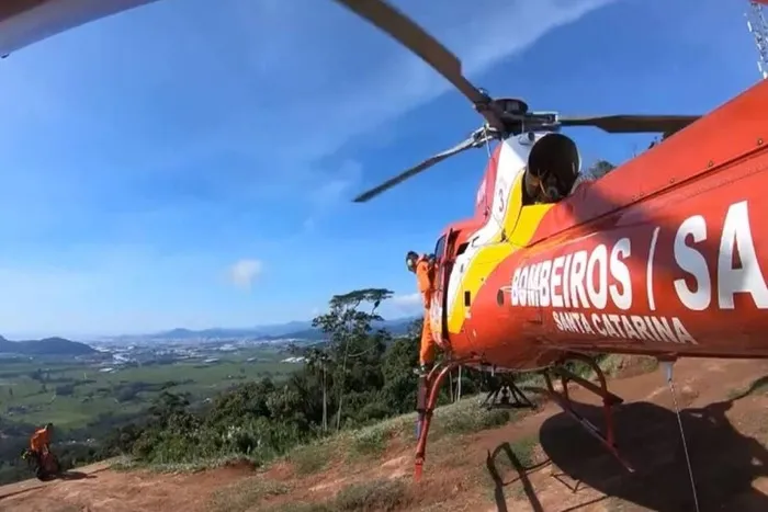 Motociclista trilheiro quebra a perna e é resgatado pelos bombeiros em São João do Itaperiú 