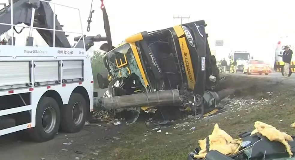 Ônibus de turismo tomba em Imbituba deixa feridos e uma morte foi confirmada