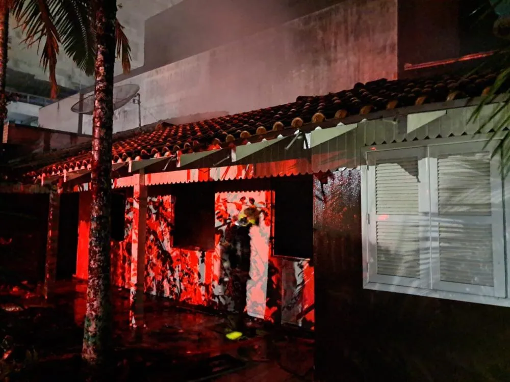 Casa de alvenaria é destruída pelo fogo em Balneário Piçarras
