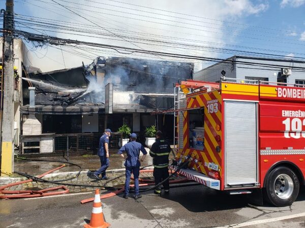 Incêndio destrói restaurante na praia Brava em Itajaí