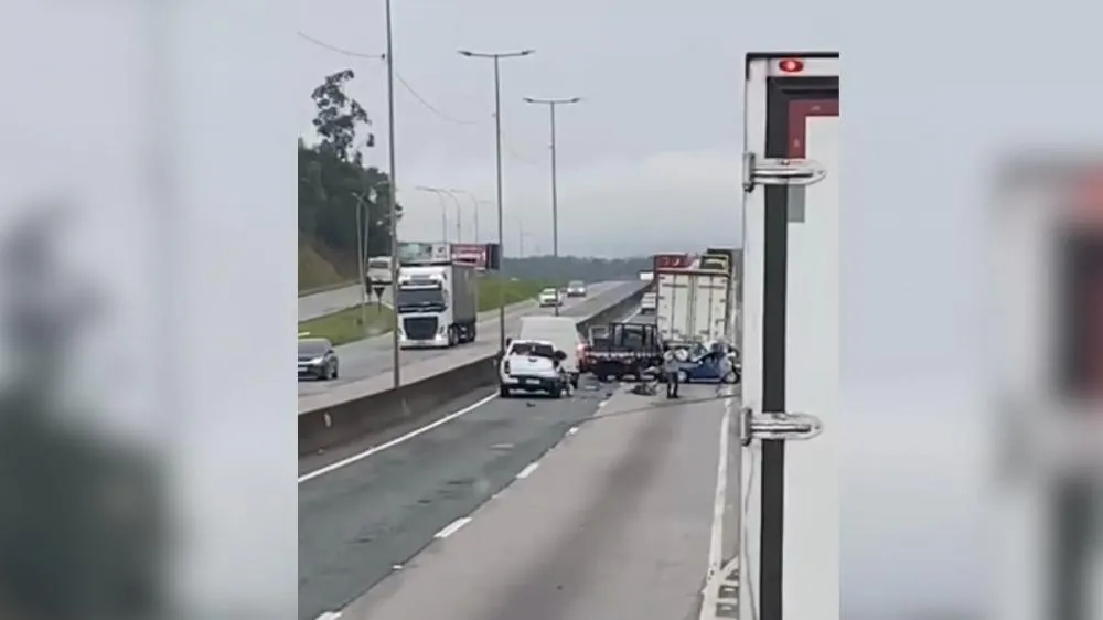 Acidente com cinco veículos deixa duas vítimas feridas na BR-101 em Balneário Piçarras