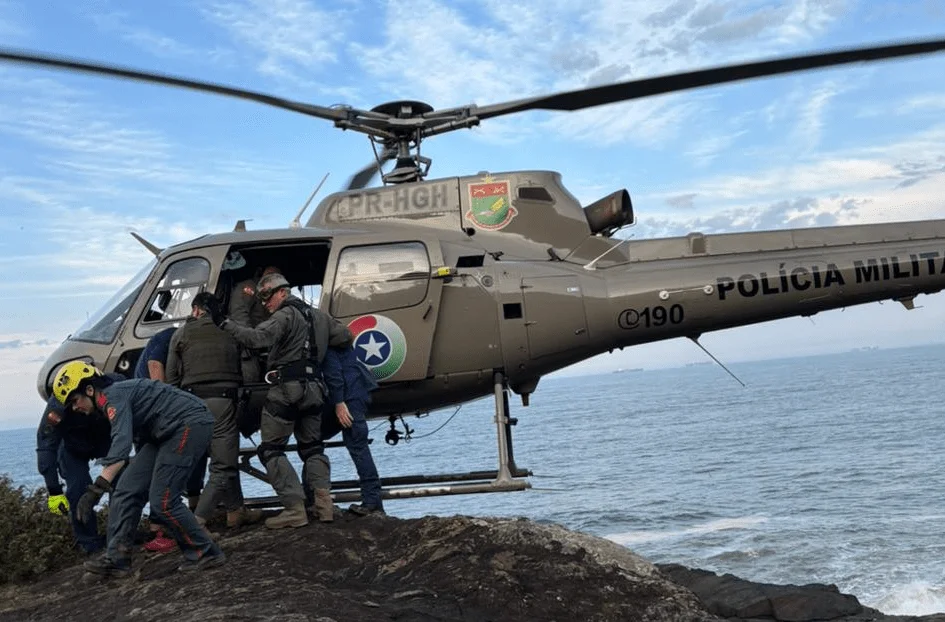 Idosa é resgatada de helicóptero após queda em trilha na Praia da Galheta em Penha