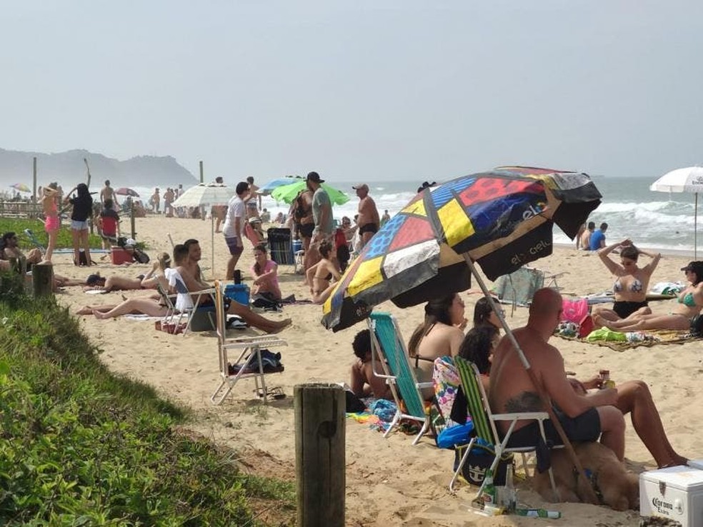 Feriadão de 12 de outubro com praias lotadas no litoral-norte catarinense