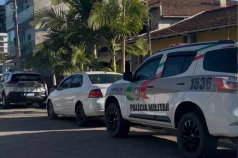 Polícia prende homem que matou a mulher a facadas na Praia Alegre em Penha