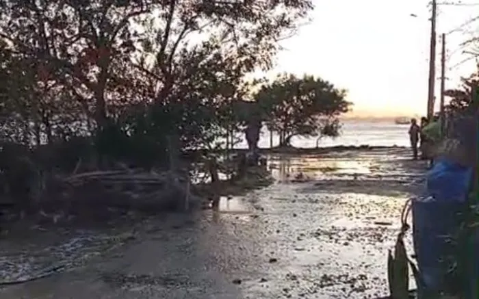 Ressaca muda o visual na praia do Cascalho em Penha 