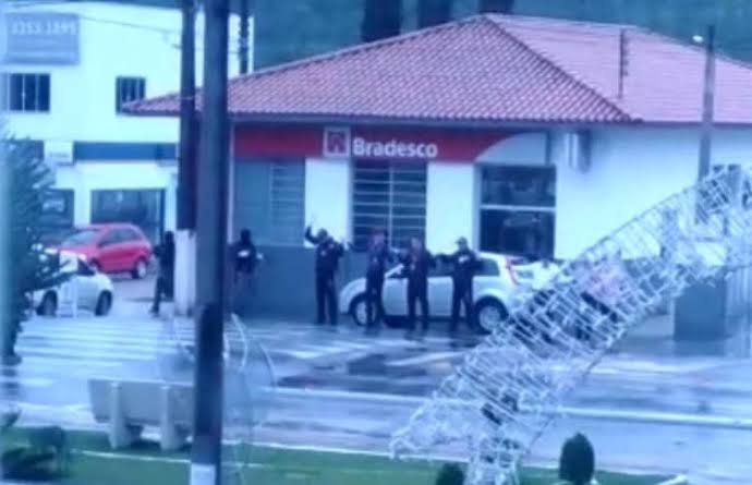 BANG BANG: PM FICA FERIDO DURANTE TROCA DE TIROS COM BANDIDOS EM ASSALTO AO BRADESCO DE APIÚNA