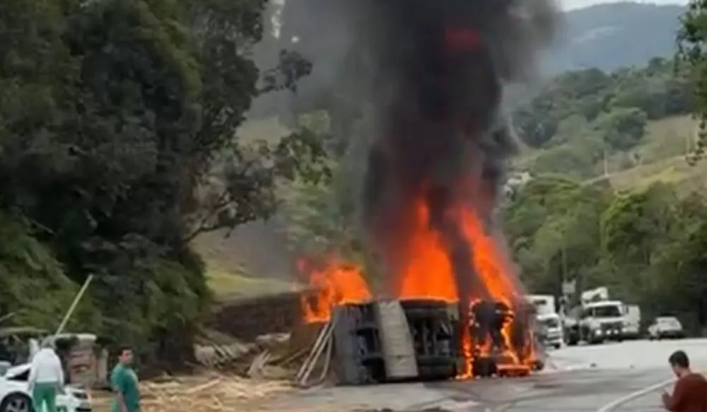 Caminhão carregado de madeira tomba, duas pessoas morren e outras cinco ficam feridas na BR-282, na Grande Florianópolis