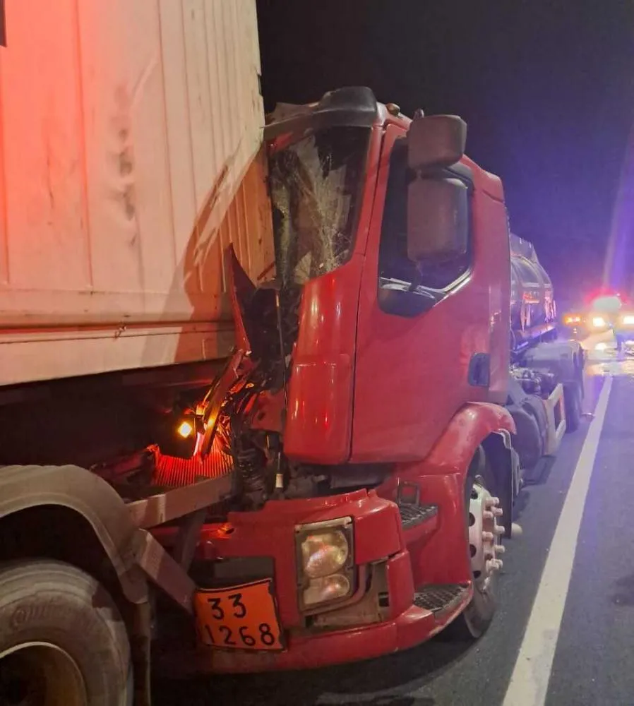 Acidente com dois caminhões interditou a BR-101 em Balneário Piçarras na noite de ontem