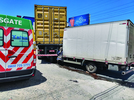 Itajaí- Acidente envolvendo dois caminhões deixa um motorista morto no quilômetro 122 da BR-101