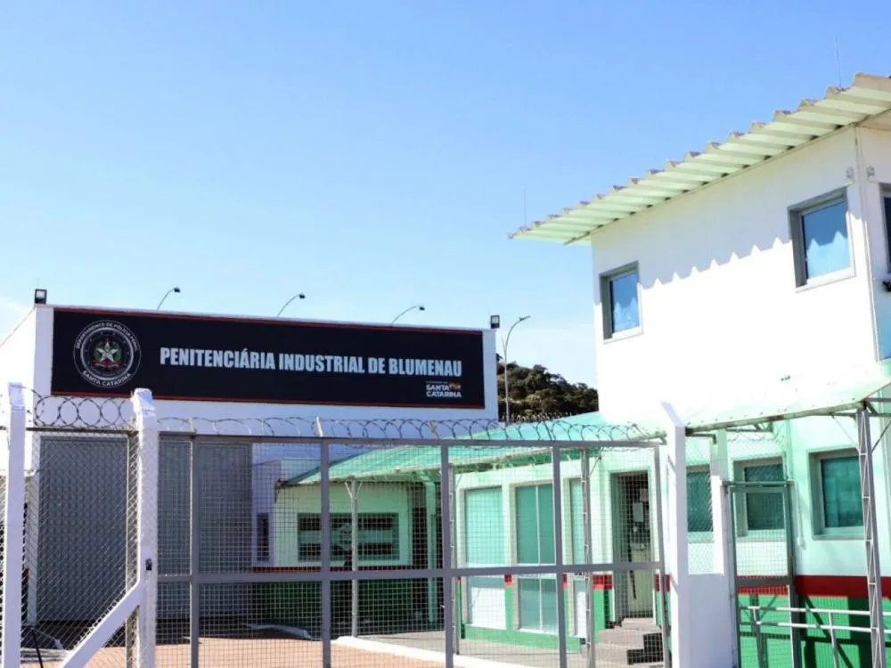 Advogada levanta saia para cliente preso se masturbar dentro de penitenciária de Blumenau