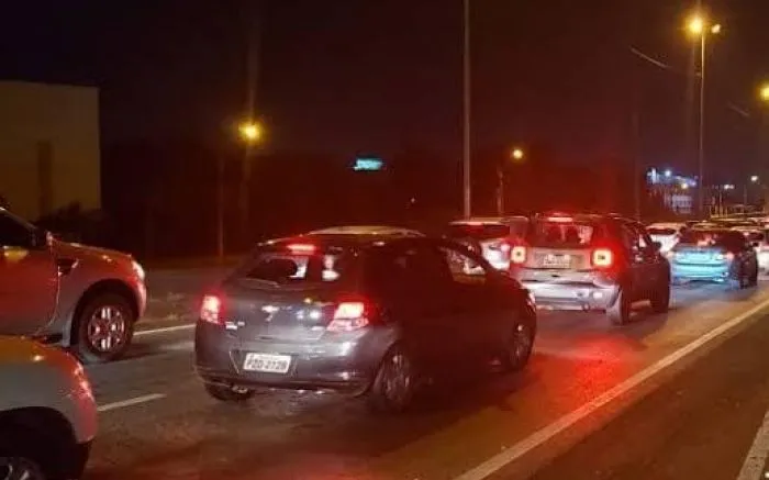 Ônibus bate atrás de carreta e passageiros levam susto na BR-101 em Penha 