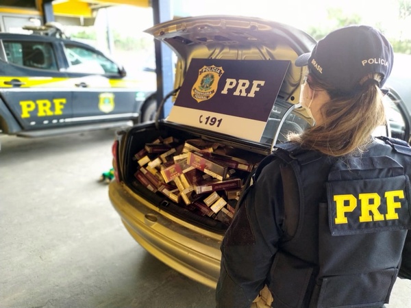 PRF apreende cerca de dois mil maços de cigarros contrabandeados do Paraguai na BR-101 em Joinville