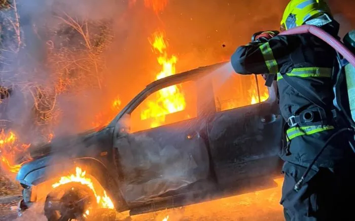 Caminhonete é completamente destruída por incêndio em Penha
