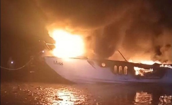 Lancha de passeio é destruída por incêndio na praia da Vigorelli em Joinville