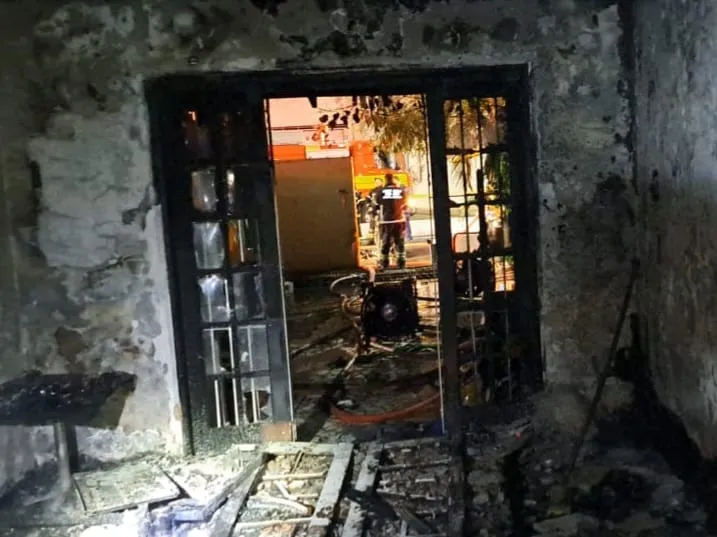 Homem é resgatado por vizinhos durante incêndio em residência na Quinta Avenida em Balneário Camboriú