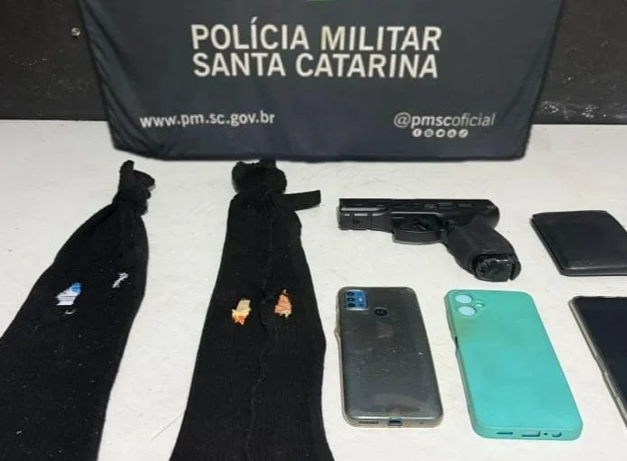 Dupla é presa em Penha após furtar veículo e sequestrar motorista de aplicativo