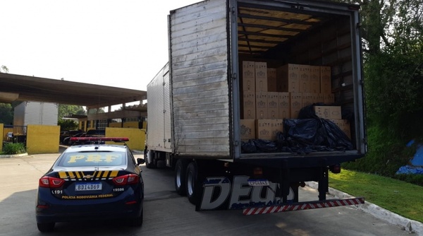 PRF apreende 325 mil carteiras de cigarros contrabandeados do Paraguai em São João do Itaperiú