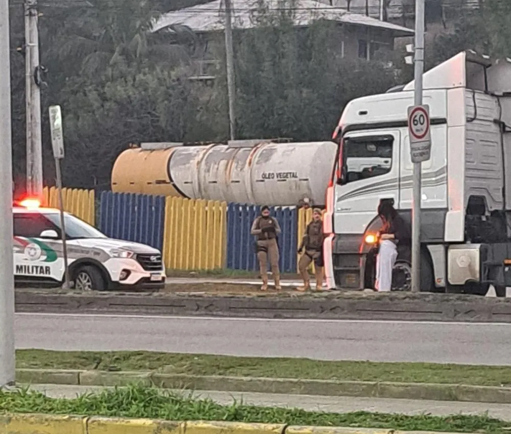 Caminhoneiro foge sem pagar programa de R$ 300 para travesti em Itajaí