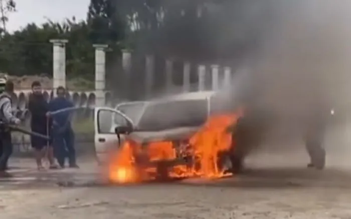 Carro pega fogo na divisa entre Penha e Navegantes