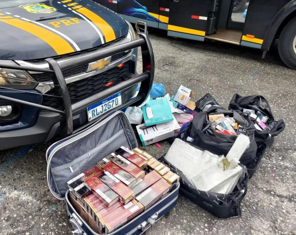 PRF apreende 26 quilos de maconha, 1.500 maços de cigarros e 290 cigarros eletrônicos, em ônibus vindo do Paraguai