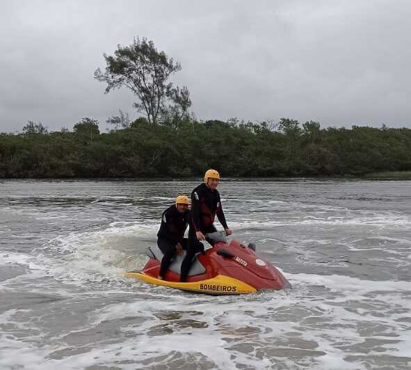 Bombeiros prosseguem as buscas de adolescente que desapareceu na praia Barra do Saí-Mirim em Itapoá