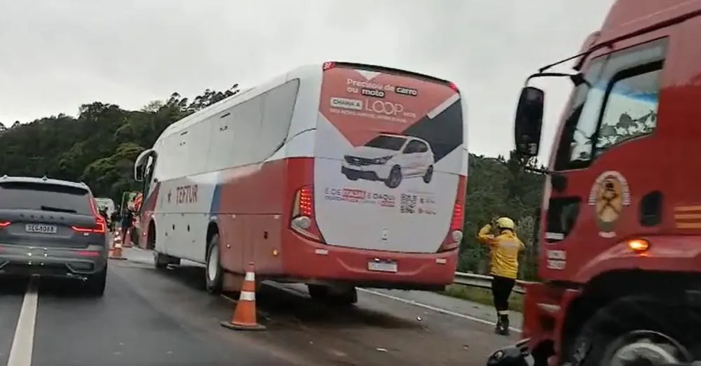 Acidente entre carreta e ônibus na BR-470 em Ilhota deixa feridos e complica acesso à BR-101