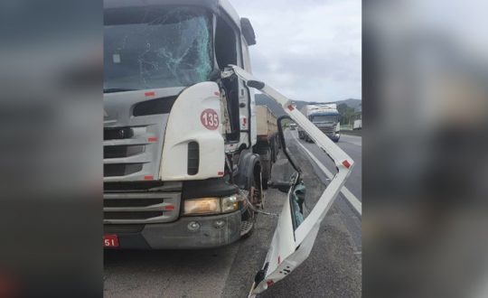 Motorista morre atropelado ao tentar sair da cabine de caminhão na BR-101 em Itajaí