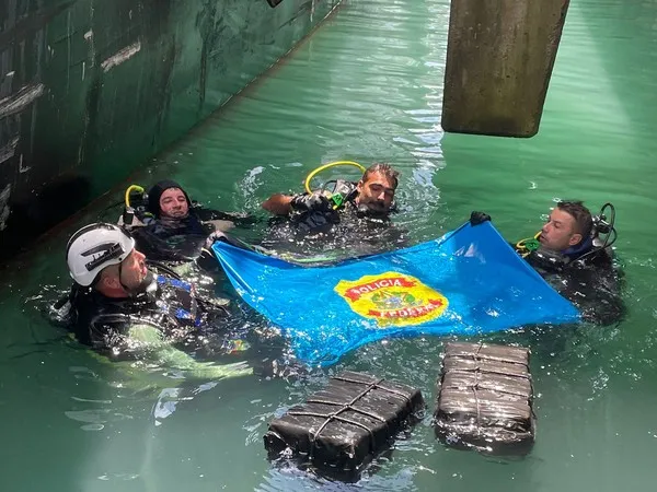 Treinamento de mergulhadores termina com apreensão de 200 quilos de cocaína em casco de navio em Imbituba