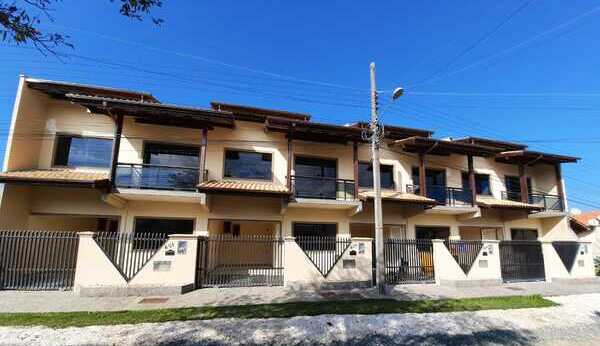 Excelente Sobrado Geminado no Centro de Penha por até R$ 330 mil