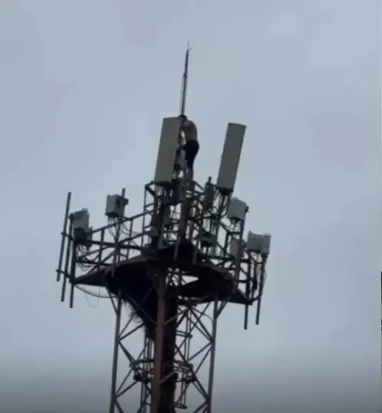 Bebum sobe em torre de 35 metros em Araquari e faz pedido inusitado a padre