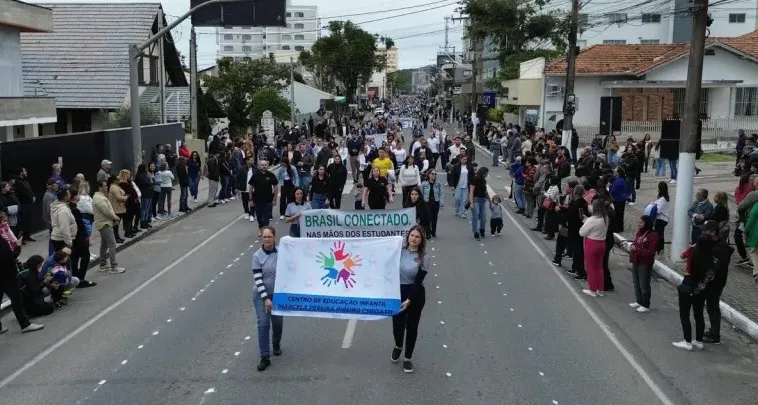 Mais de 2.000 pessoas prestigiam desfile de 7 de Setembro em Balneário Piçarras