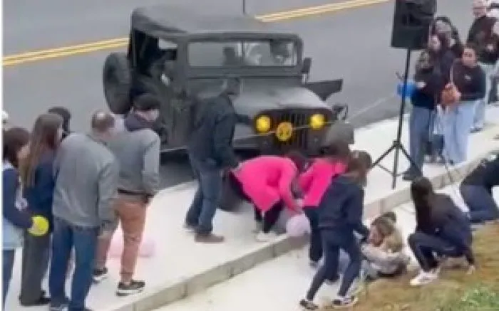 Jeep de desfile cívico atinge duas mulheres em Brusque